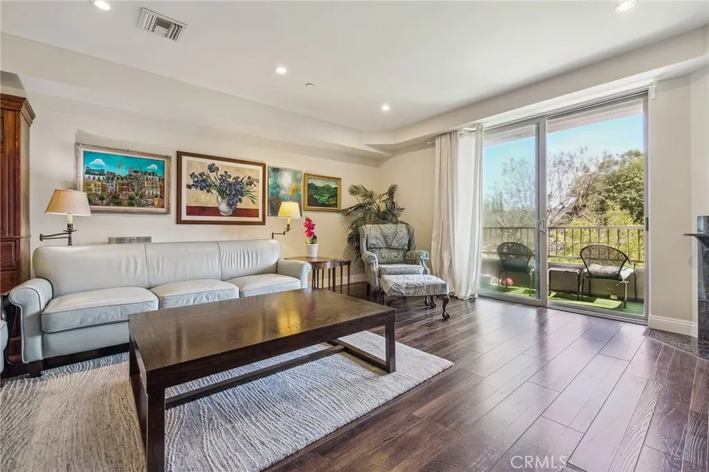 11218 Camarillo Street 305, Toluca Lake, California 91602 home-pic-4